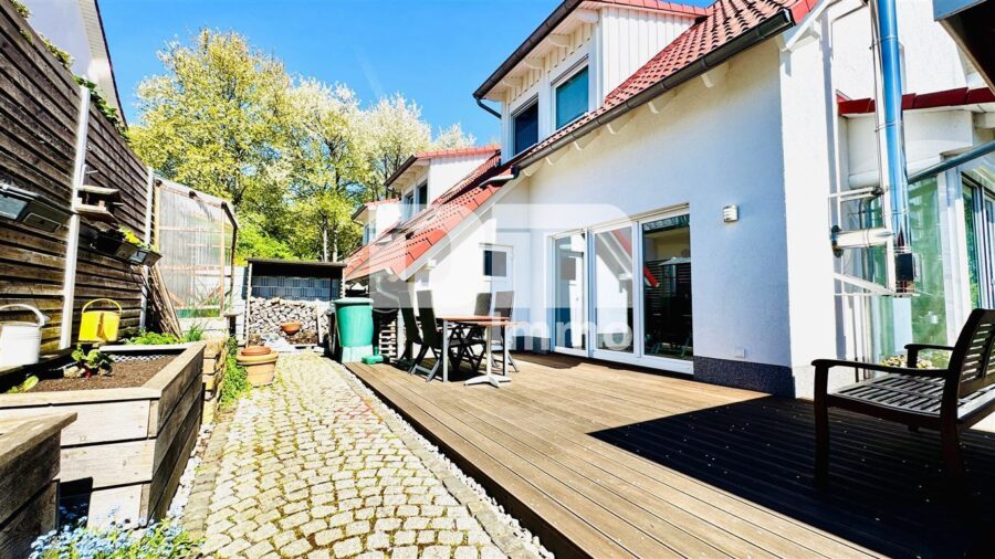 Modernes Familienglück nahe KfW 55-Standard mit Terrasse, Carport und Parkplatz - Terrasse / Gartenhaus / Separater Zugang